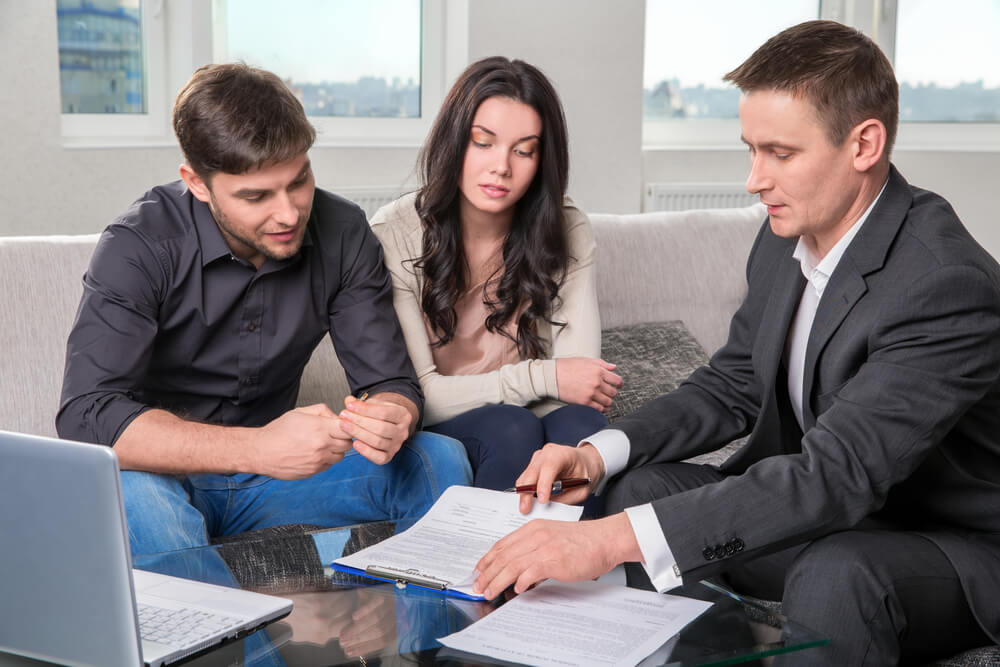 Corretora de seguros ou banco: onde devo fazer um seguro de vida?